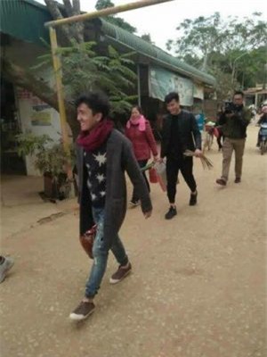 Hé lộ ảnh thủ môn Bùi Tiến Dũng đi chợ mua đồ về gói bánh chưng cùng mẹ